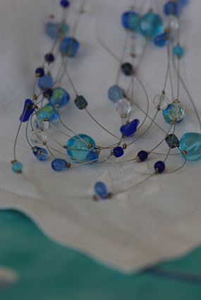 collier bleu en perles de serrage